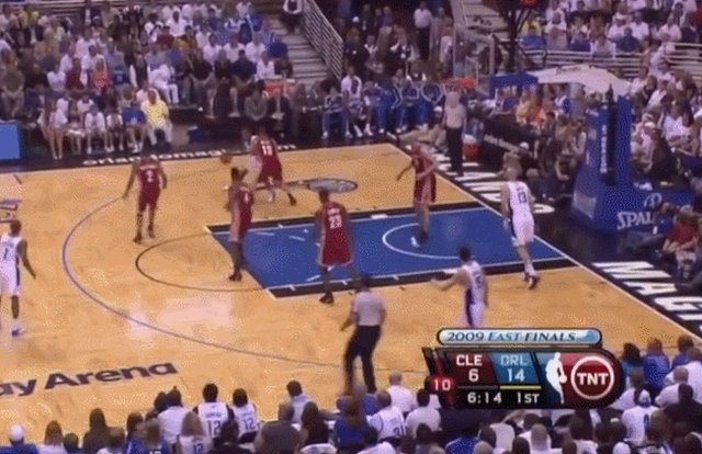 1659106654304064434.gif 英超直播-时代先驱:将空间四号位推到台前 刘易斯仍被低估