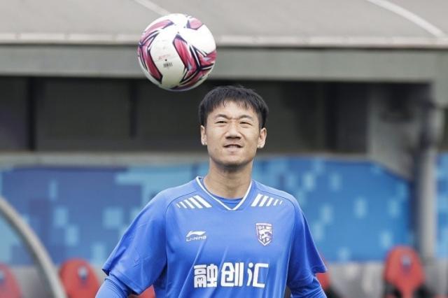 体育赛事视频直播-武汉三镇宣布14名球员离队：荣昊等11人合同到期